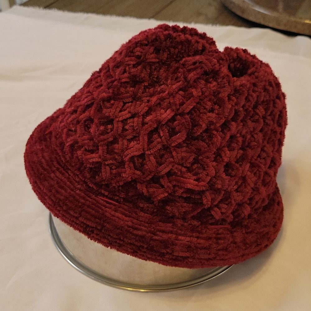 Winter cap in burgundy chenille NWOT